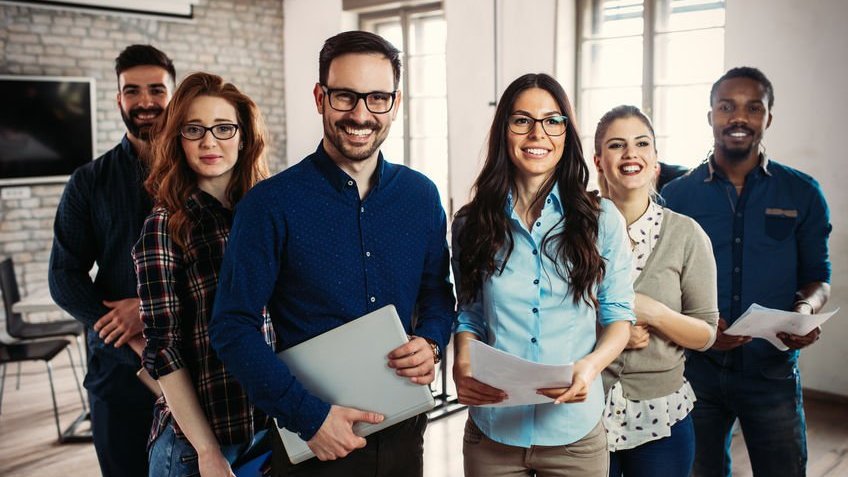 Equipe de trabalho sorrindo