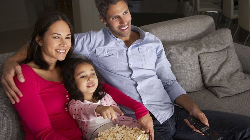 Família assistindo televisão