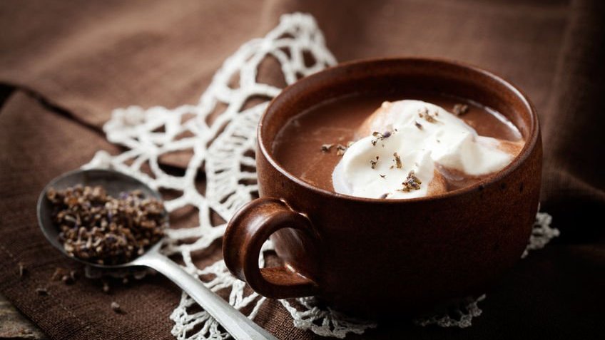 Chocolate quente com colher de lavanda ao lado