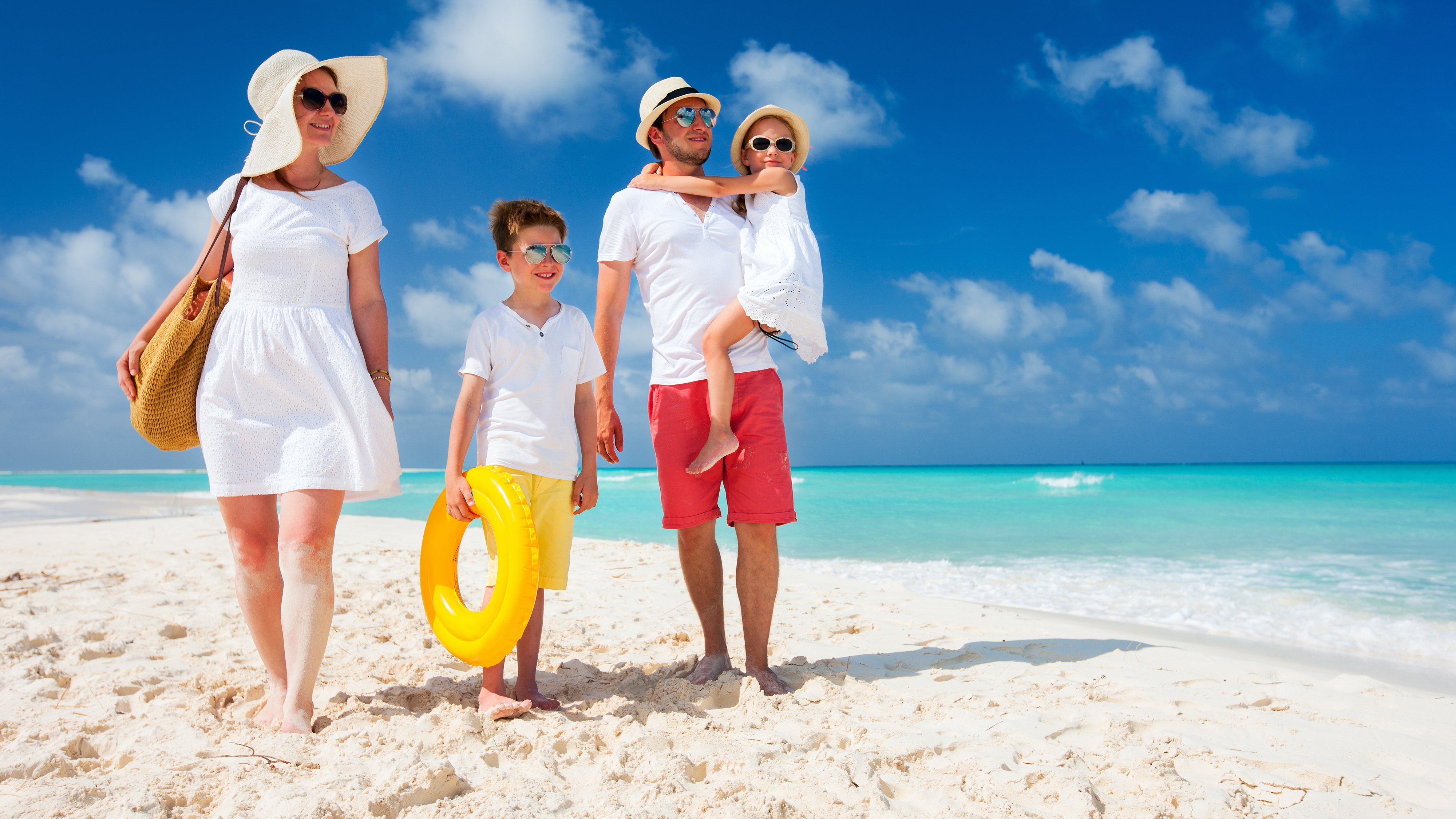 Foto de família caminhando na praia