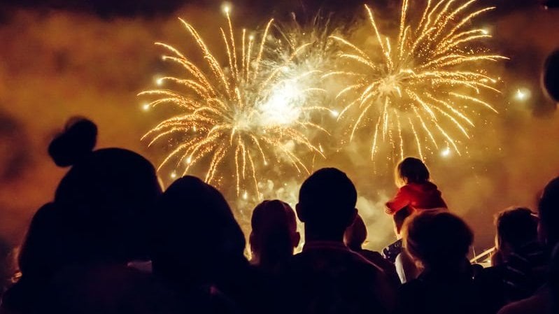 Multidão assistindo a fogos de artifício e comemorando