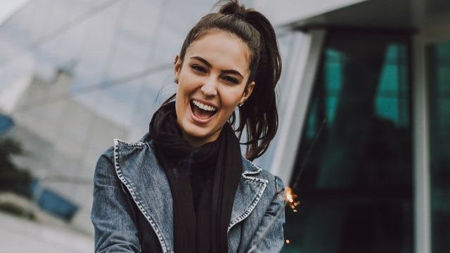 Unsplash / Vinicius Wiesehofer Menina sorrindo
