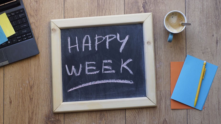 Lousa com Happy Week (feliz semana, em inglês) escrito de giz