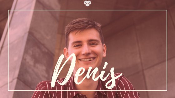 Homem branco, jovem, sorrindo, com a palavra Denis escrita em branco