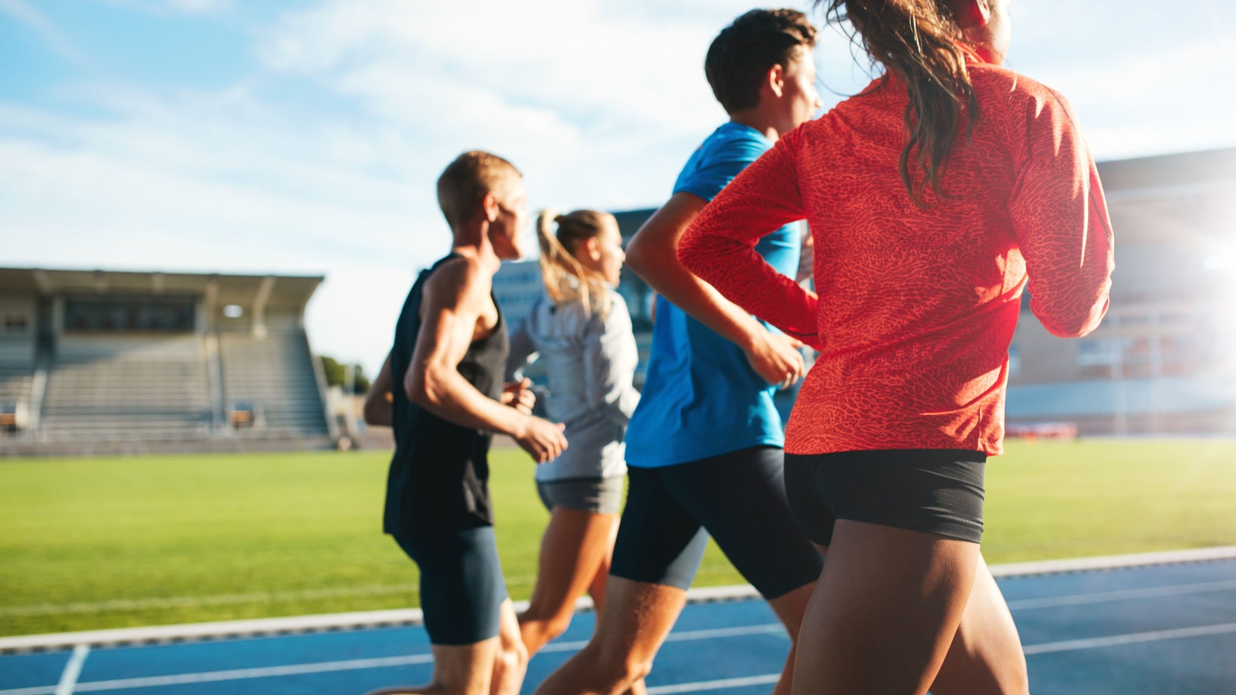 Atletas em competição de corrida.