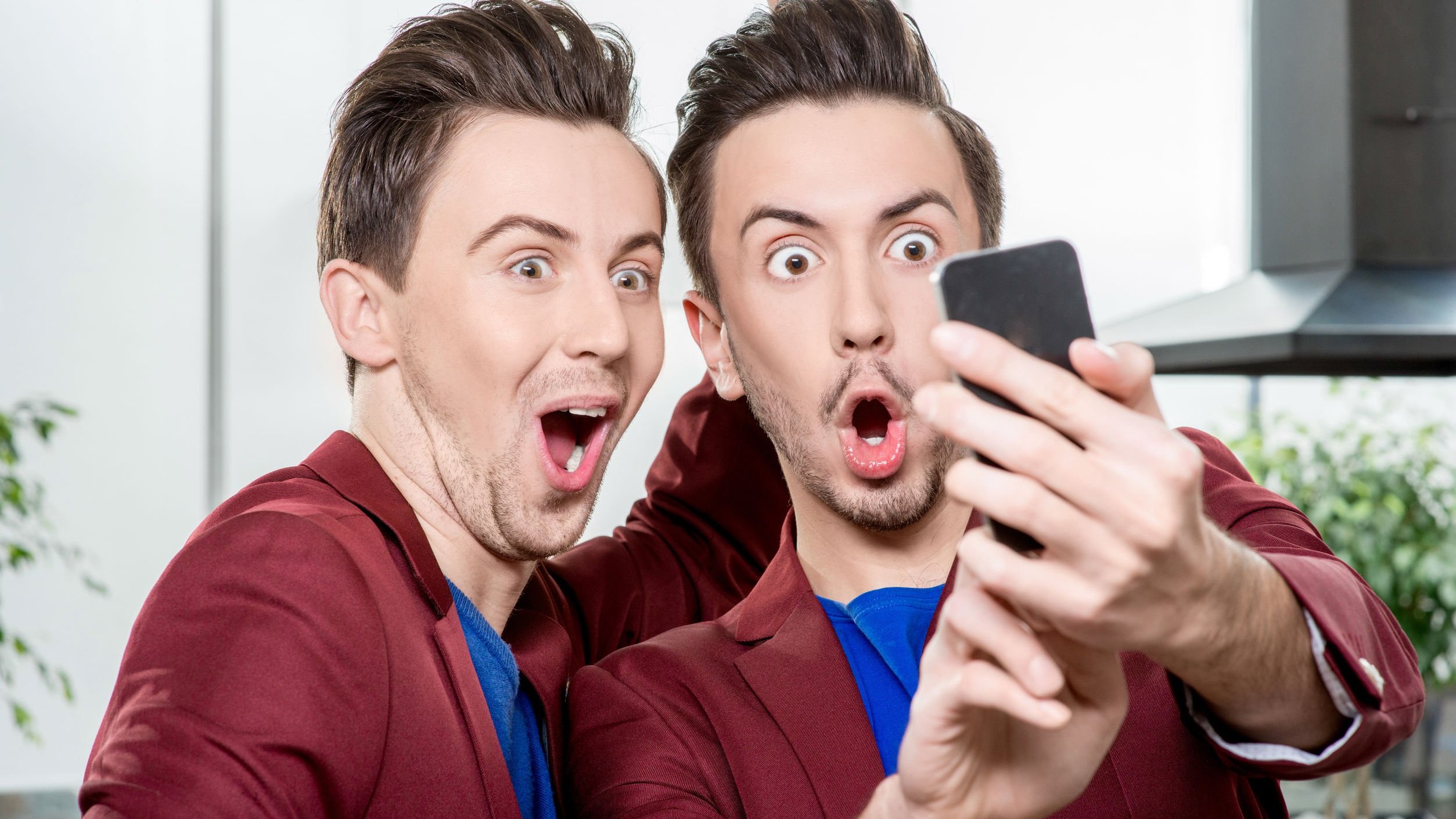 Irmãos gêmeos tirando selfie
