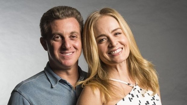 Reprodução / Jornal Opção Luciano Hulk e Angelica pousando para foto sorrindo