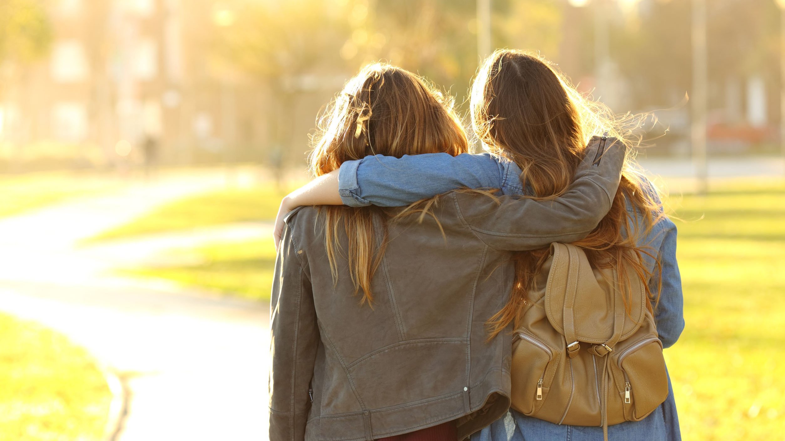 Foto de amigas se abraçando