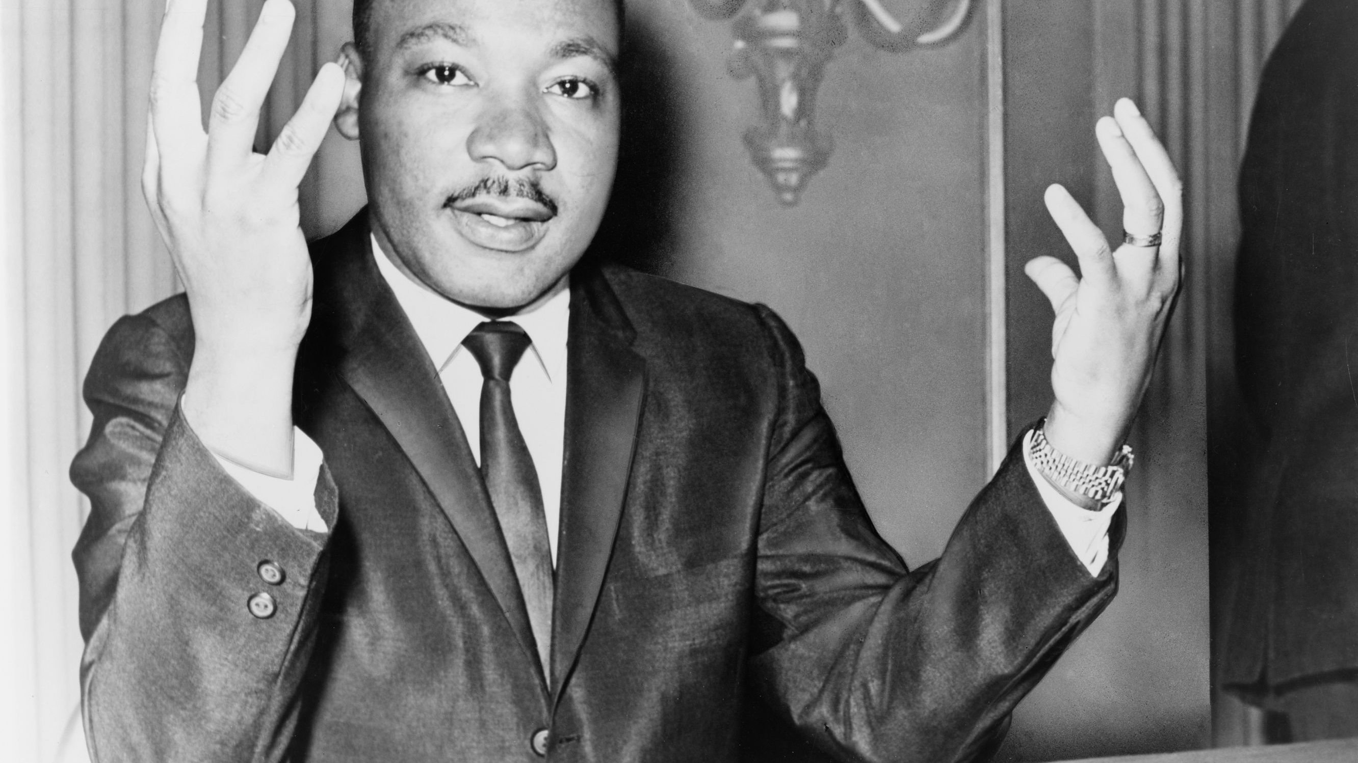 Imagem de Martin Luther King com as mãos erguidas
