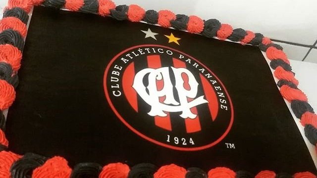 Foto de bolo com escudo do time Athletico Paranaense estampado