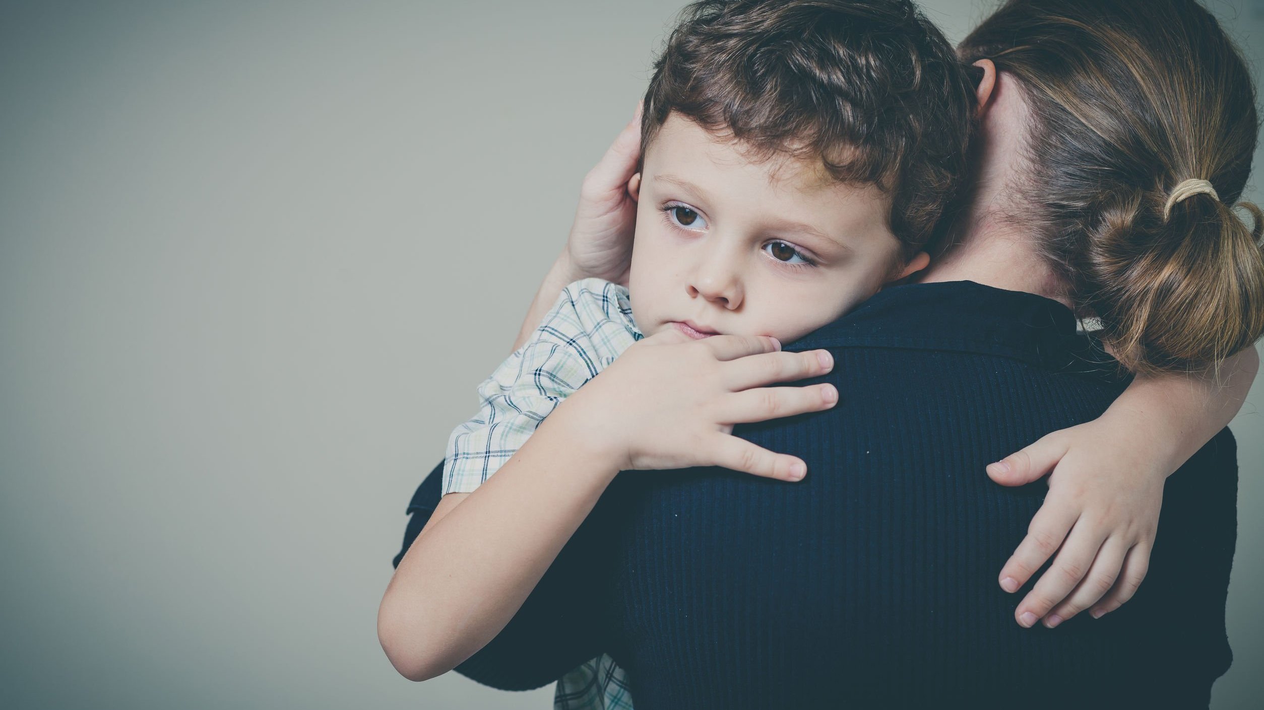 Foto de mãe abraçando filho