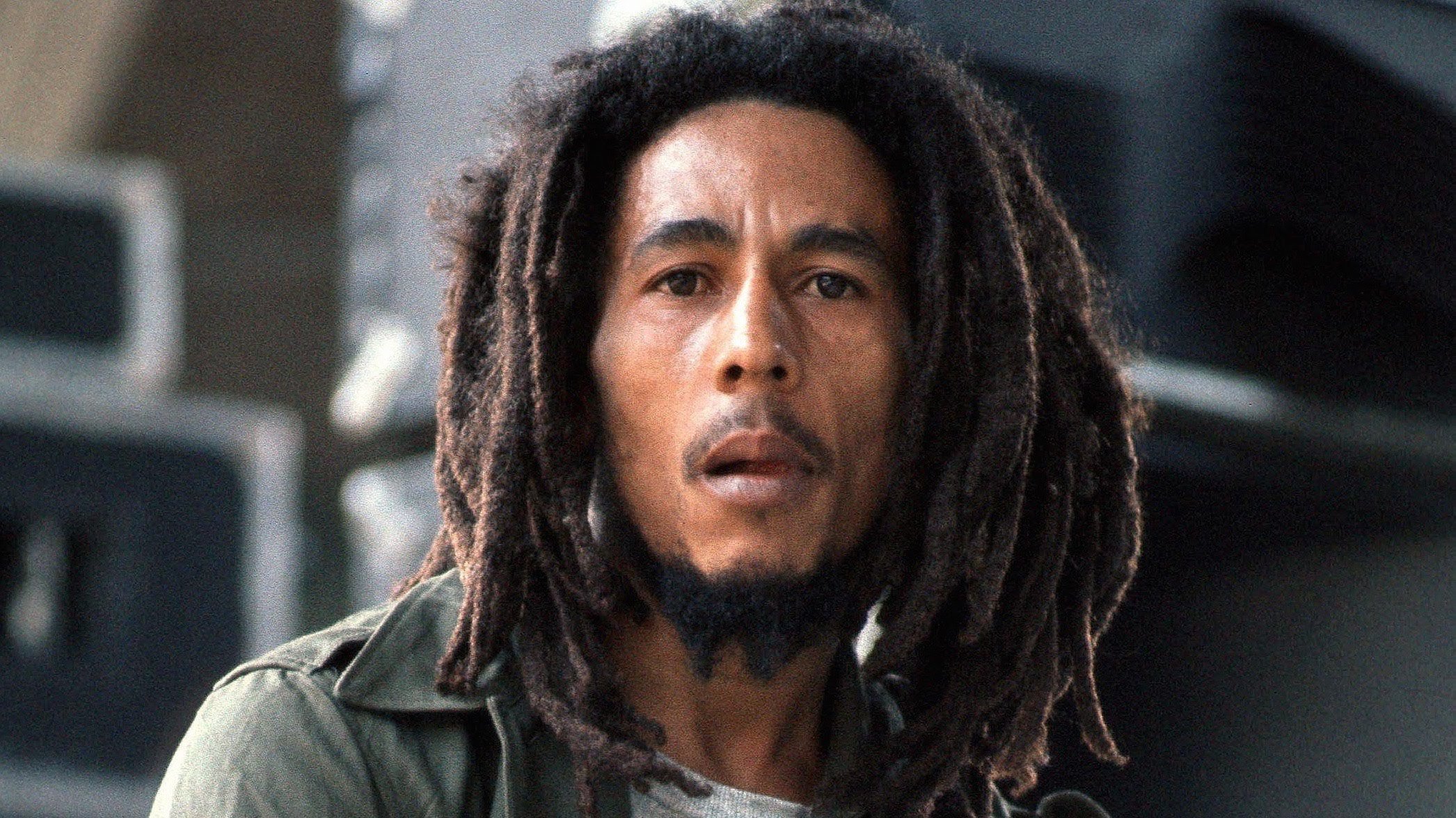 Cantor Bob Marley posando para foto