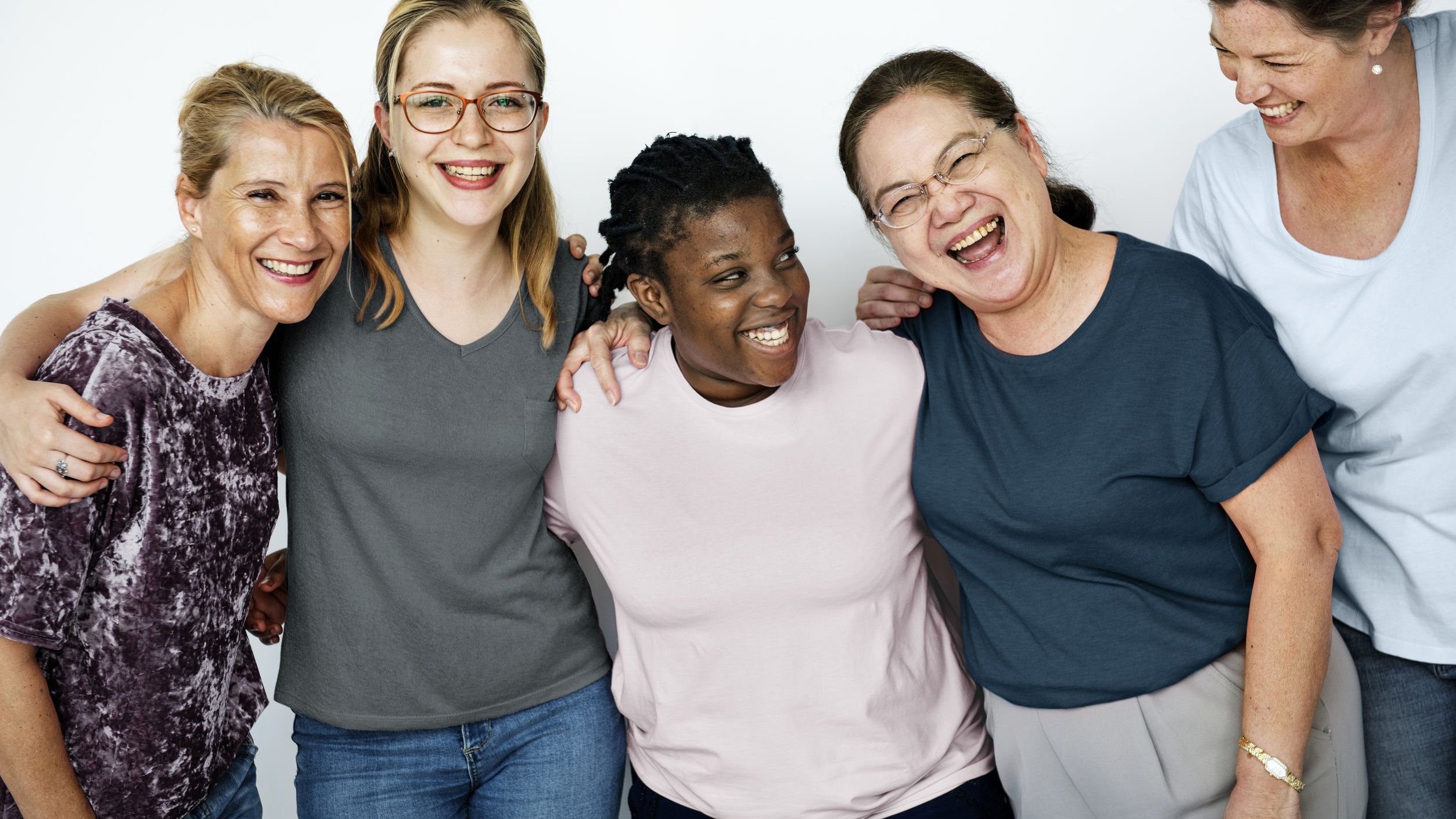 Mulheres reunidas sorrindo