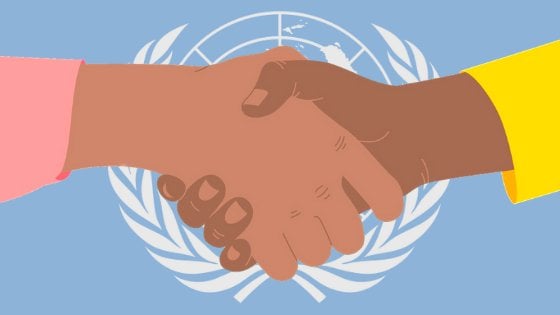 Ilustração de duas mãos se apertando, com o logotipo da Organização das Nações Unidas ao fundo.