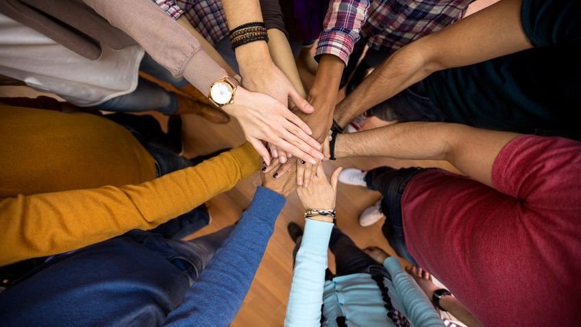 Pessoas com as mãos unidas