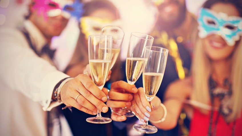 Amigos com taças de champagne em Ano Novo