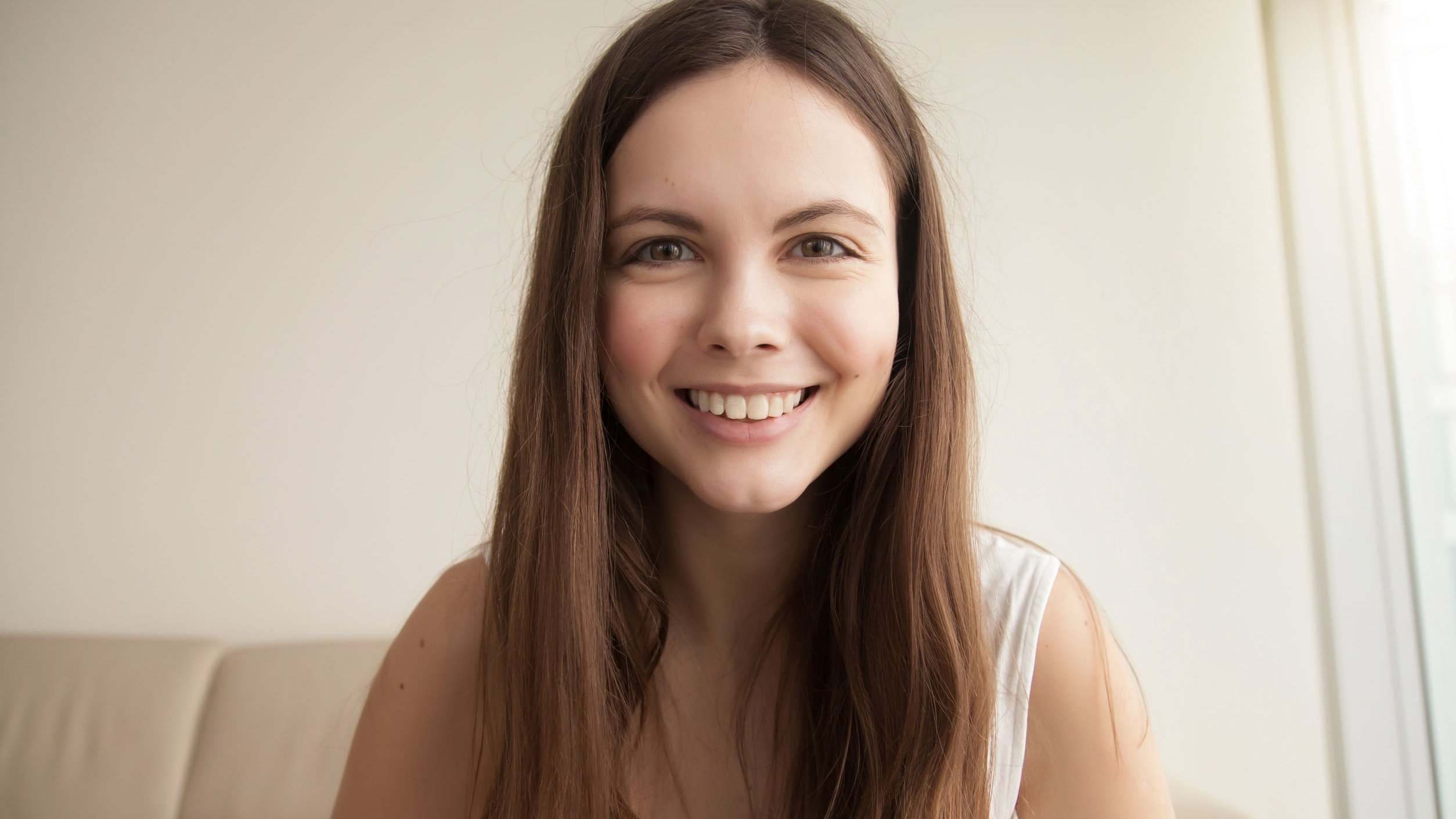 Menina branca, adolescente sorrindo