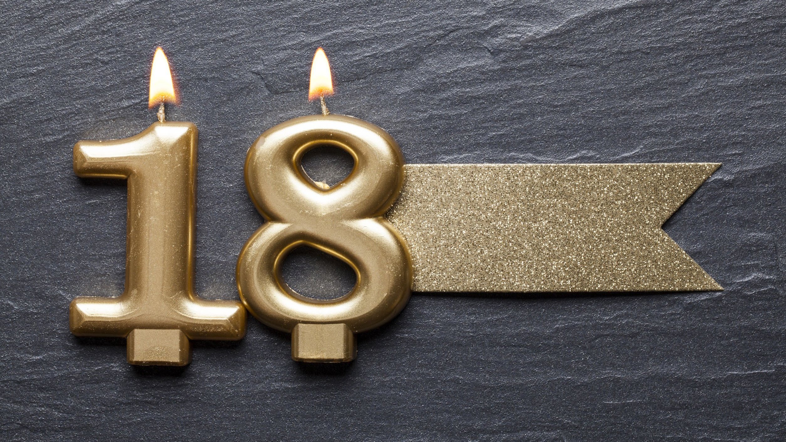123RF Velinhas de aniversário formando o número 18