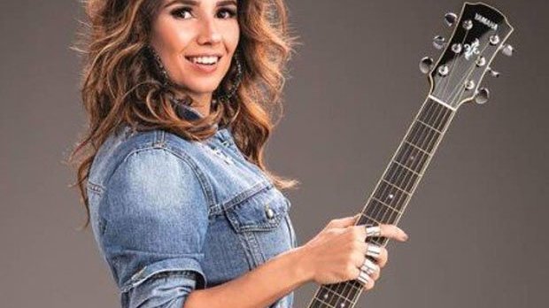 Mulher segurando violão / Paula Fernandes