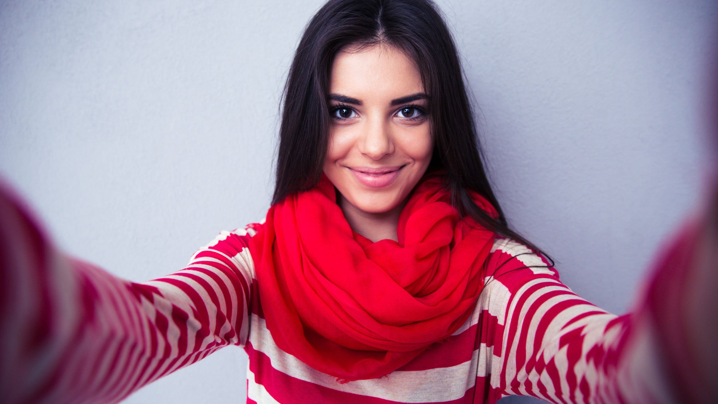 123RF Mulher morena sorrindo