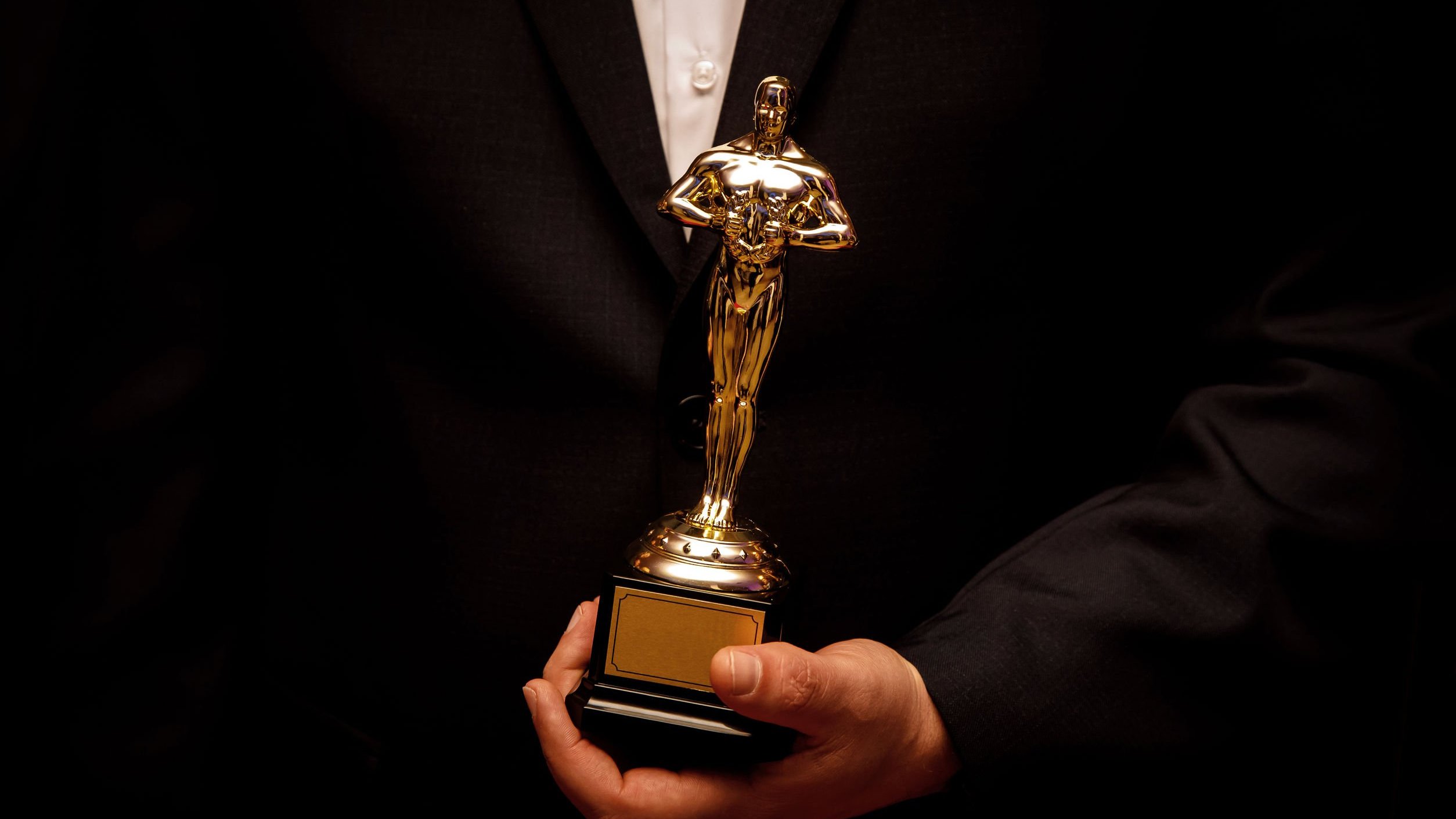Pessoa segurando troféu do Oscar