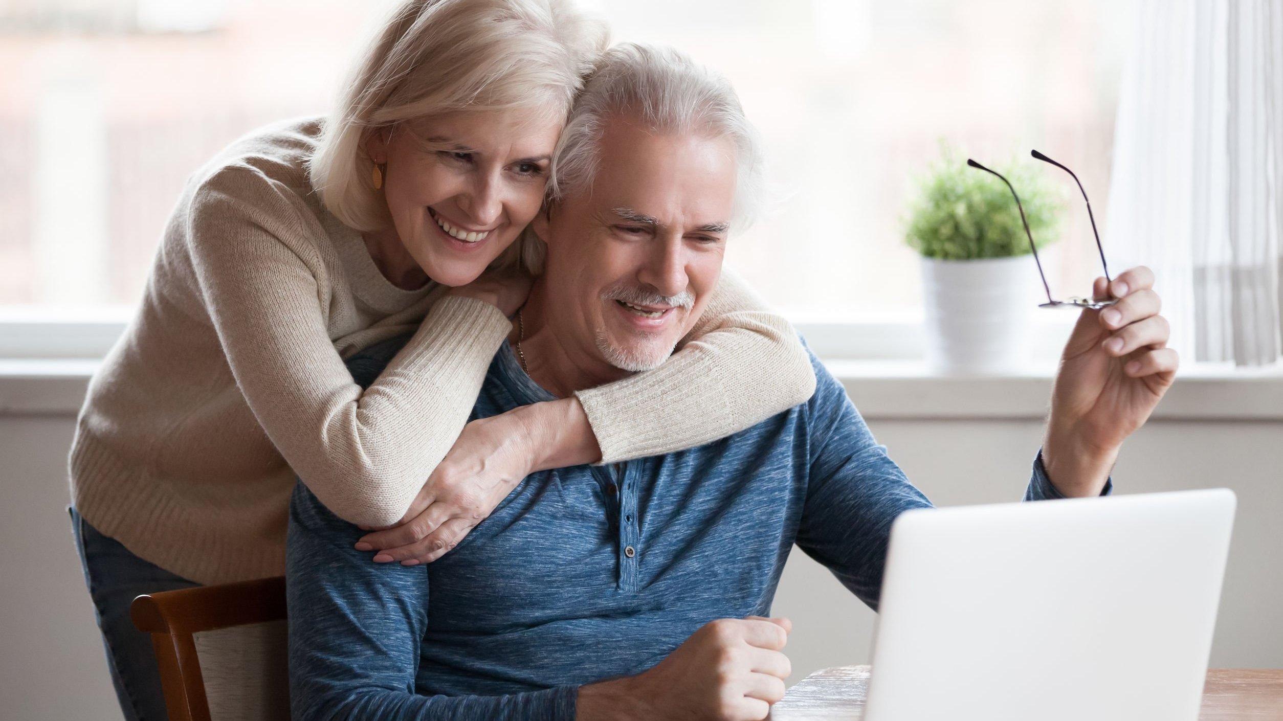 Casal de idosos mexendo em computador