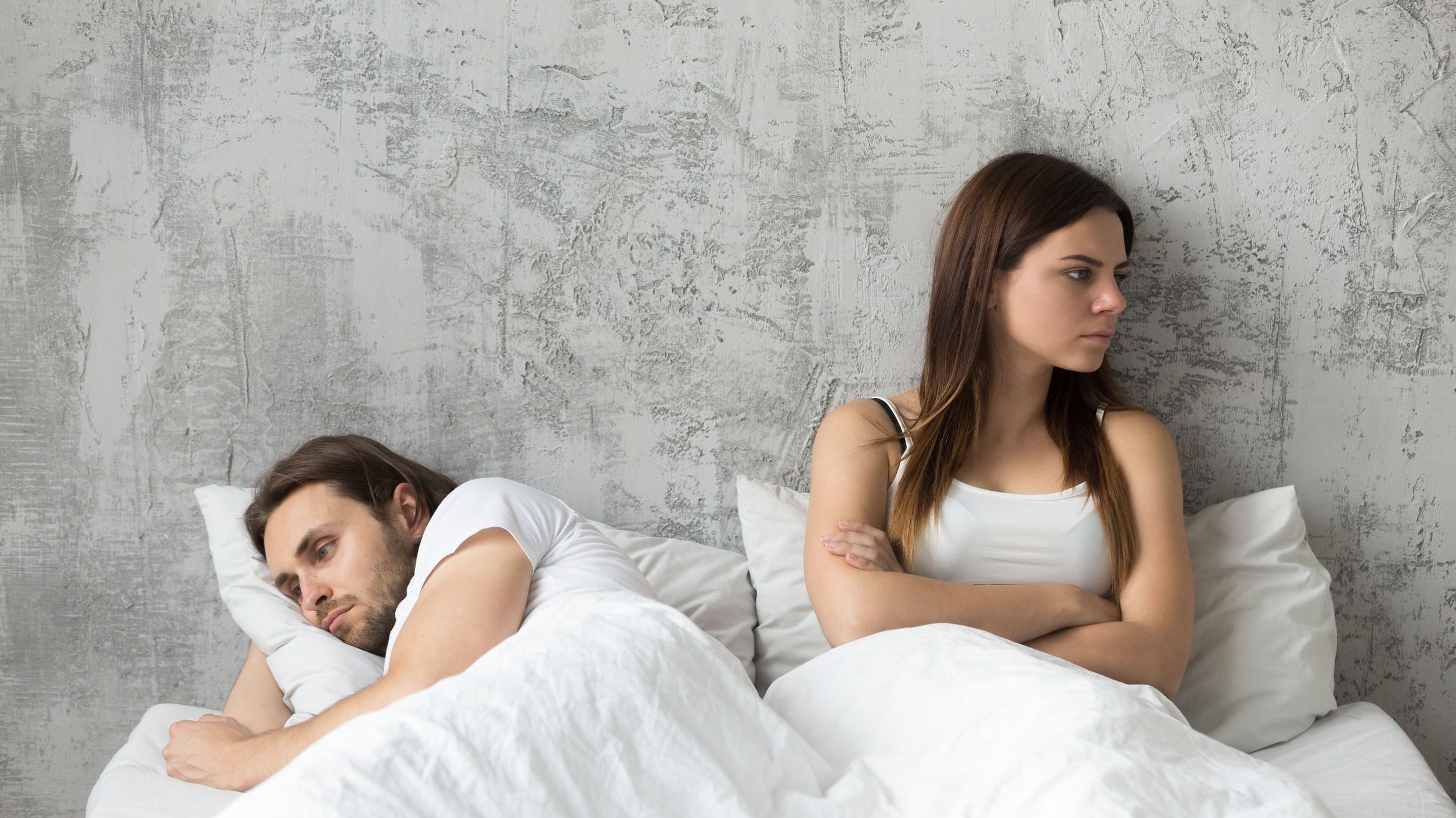 123RF Homem e mulher deitados na mesma cama