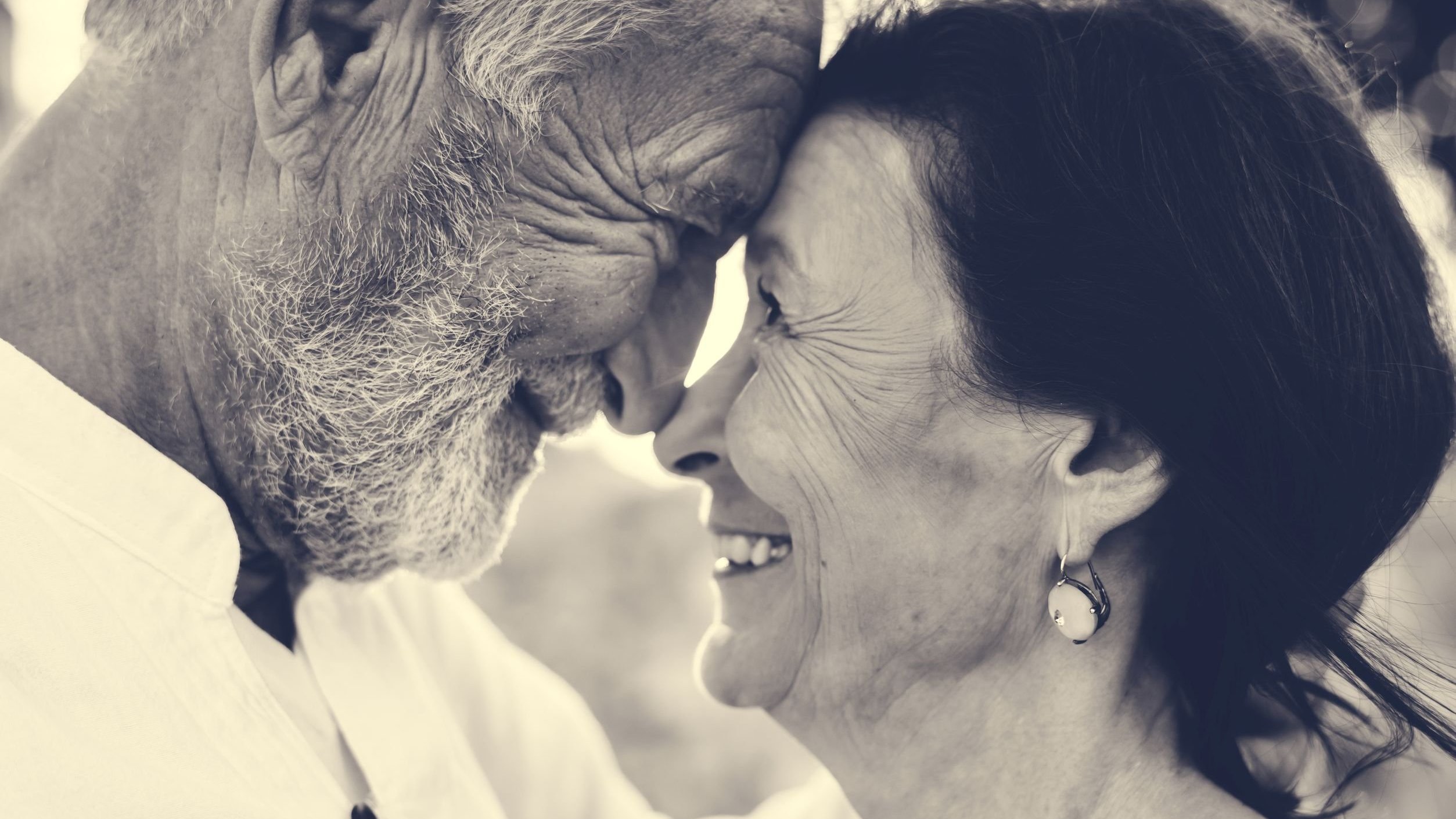 123RF Casal de idosos sorrindo com o rosto um próximo do outro