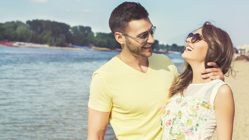 Jovem casal feliz na praia