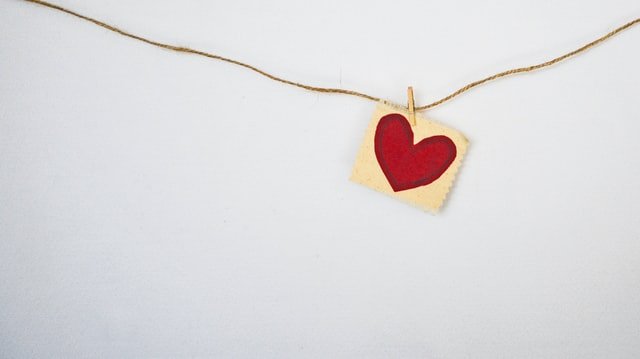 Unsplash / Debby Hudson Pedaço de papel pendurado em corda e com coração desenhado