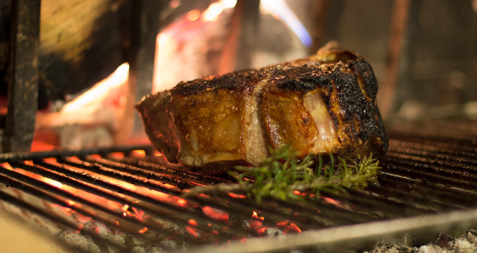 Carne assando em churrasqueira