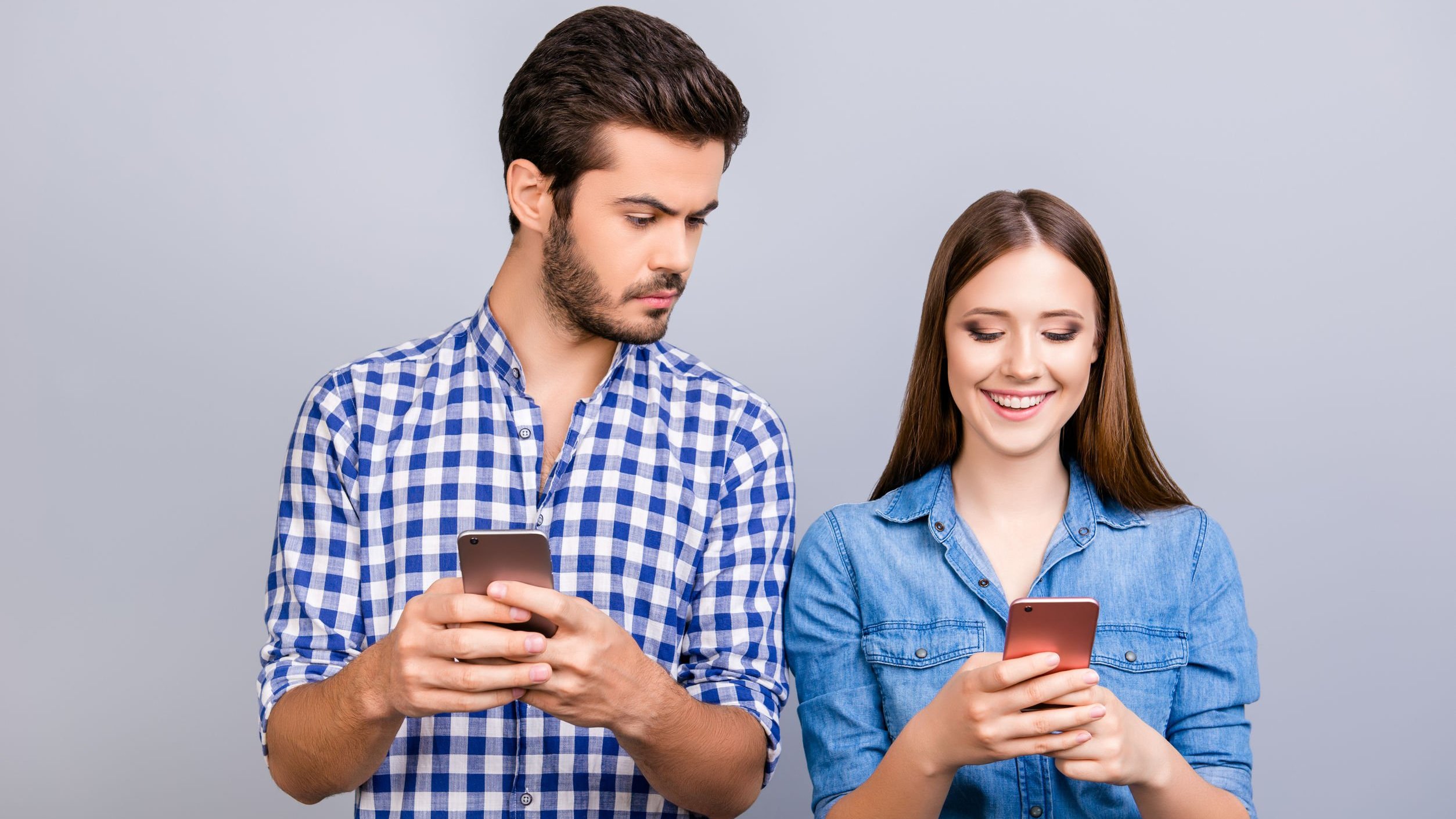 Homem e mulher mexendo em celular