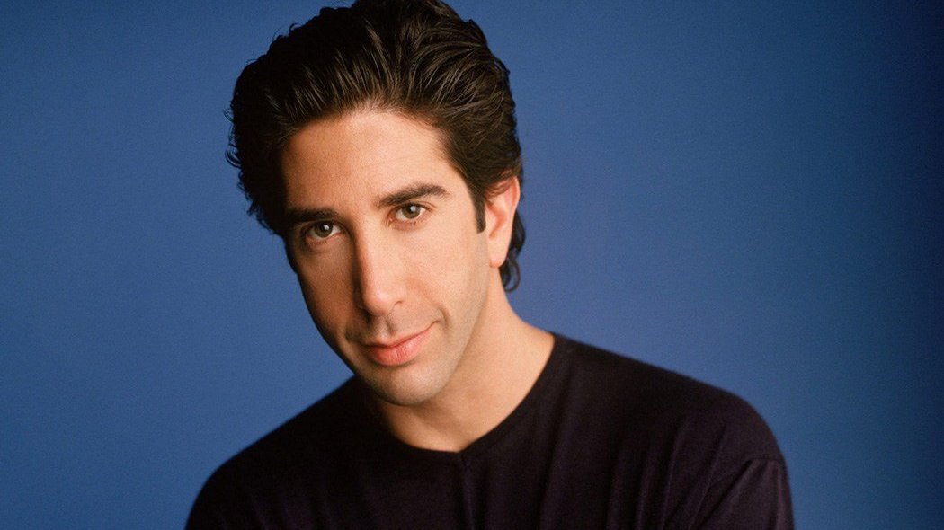 Homem posando para foto/ Ross Geller