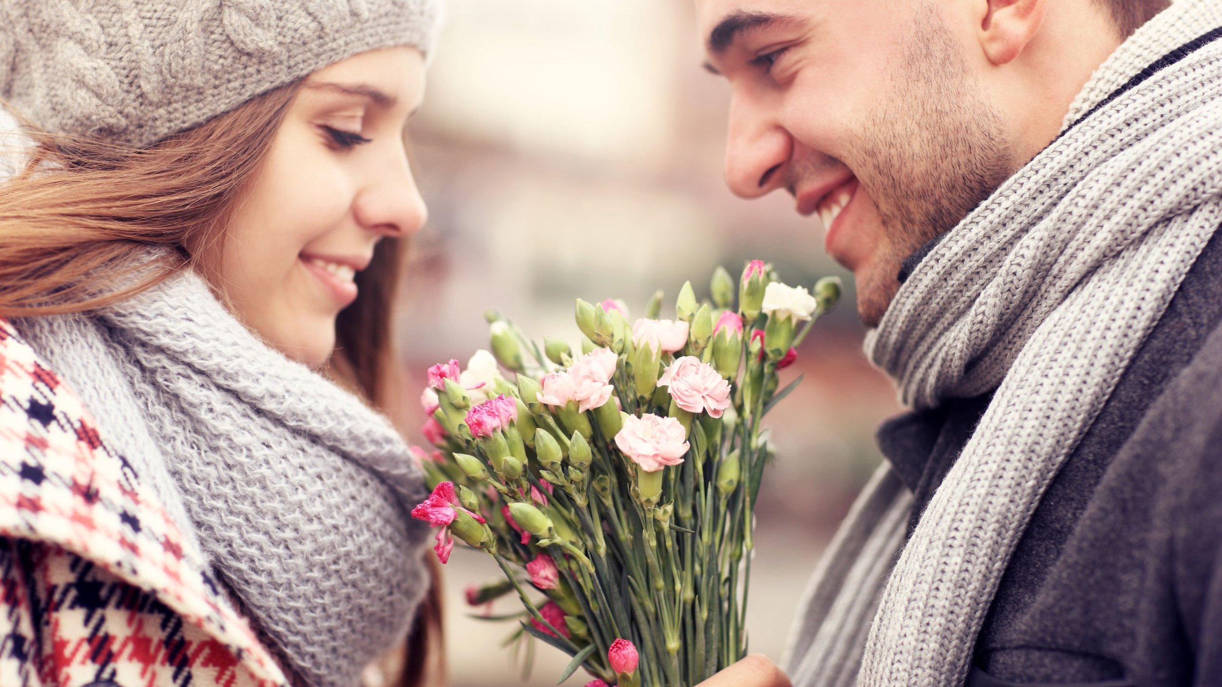 Homem entregando flores para mulher