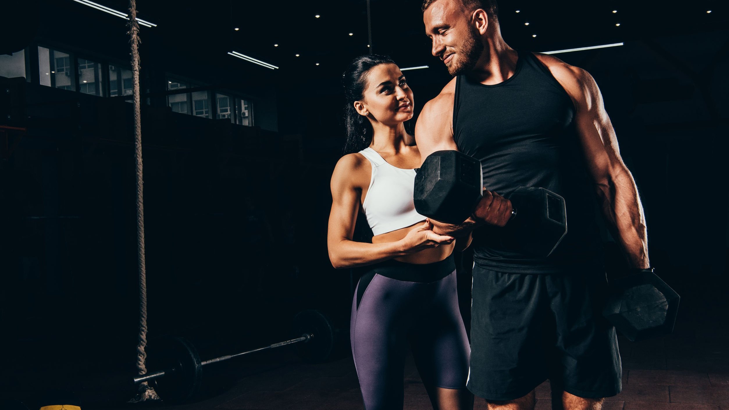 123RF Casal treinando musculação