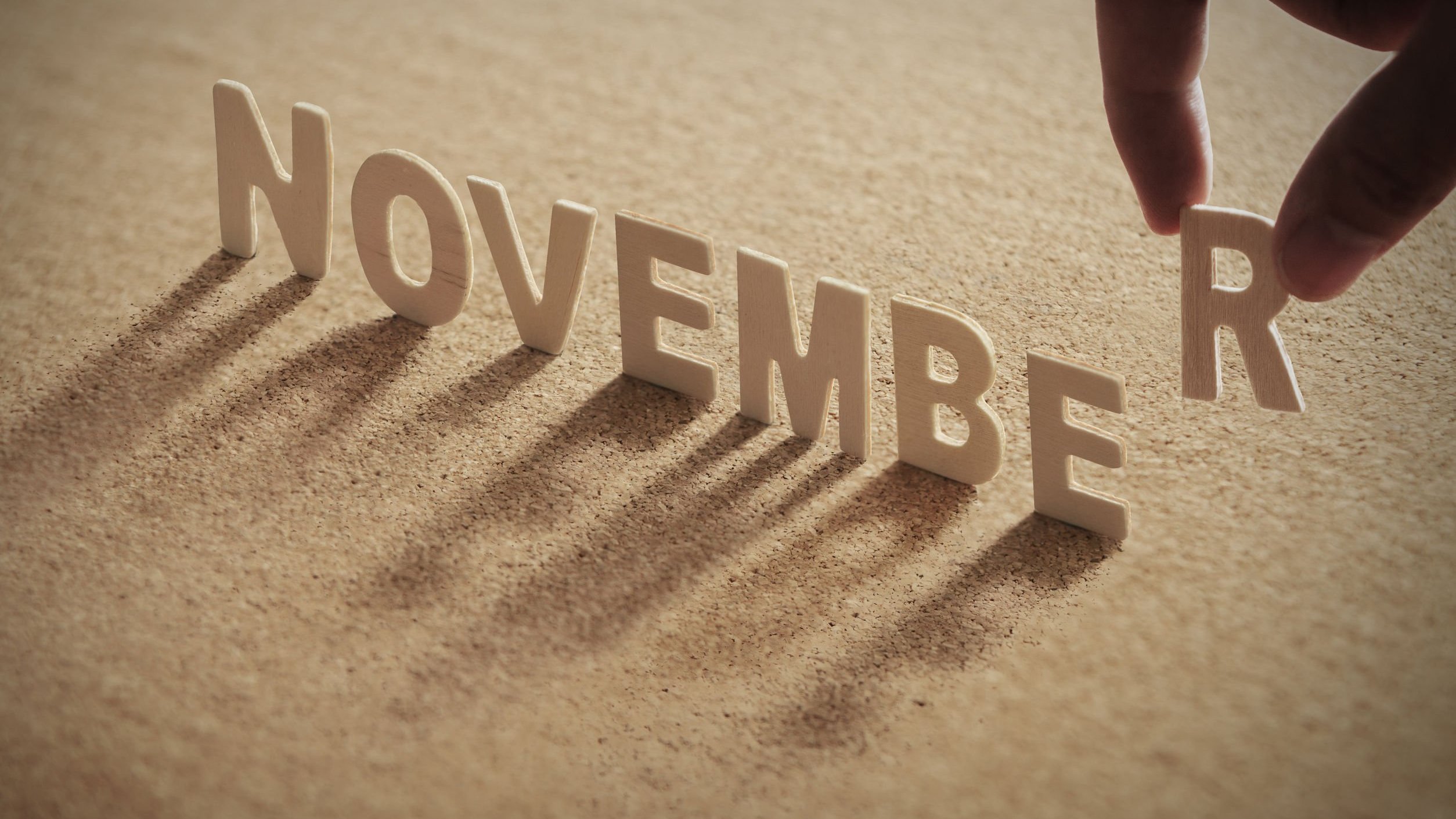 Letras formando a palavra novembro escrita em inglês
