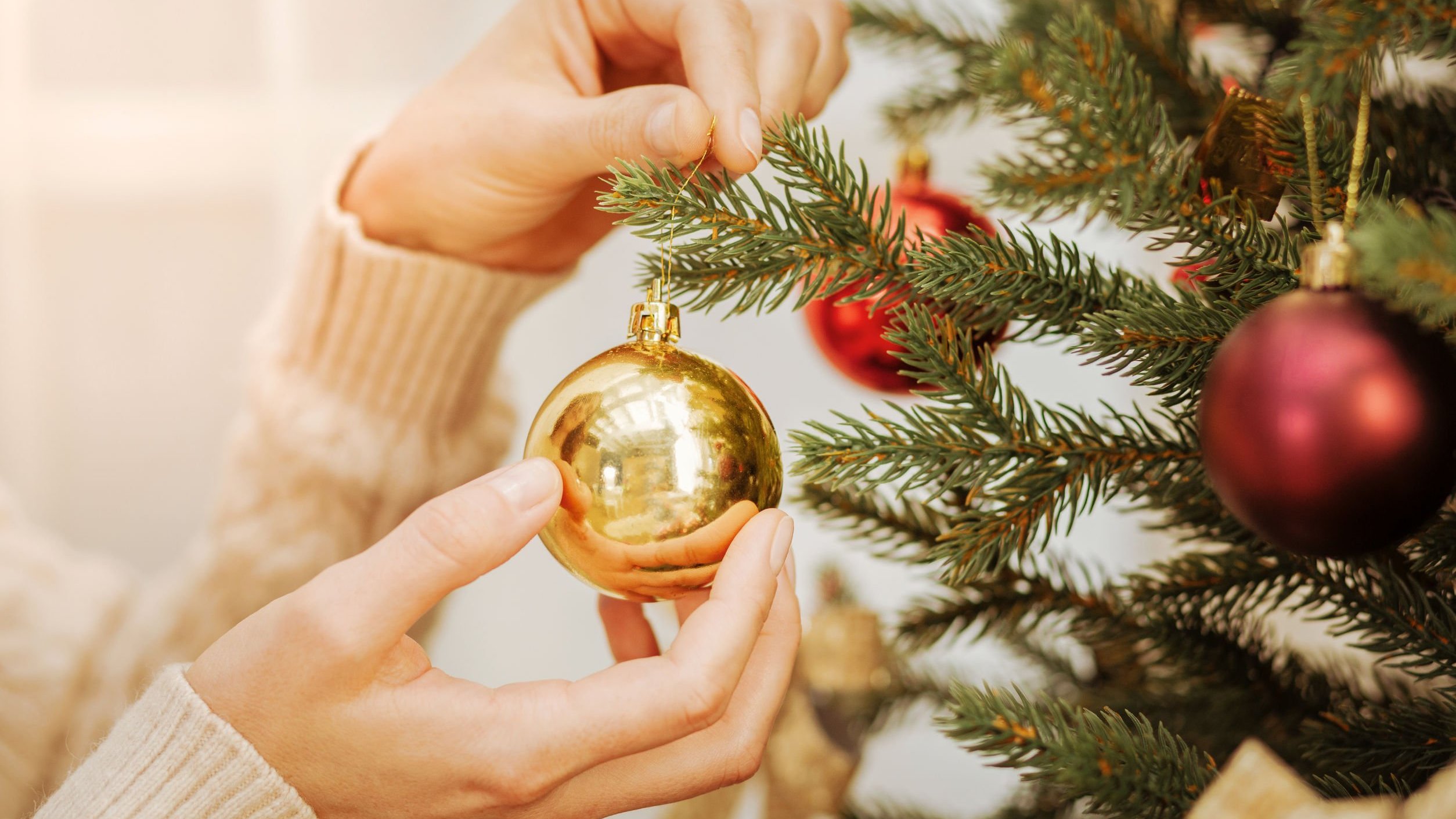123RF Mulher enfeitando árvore de natal