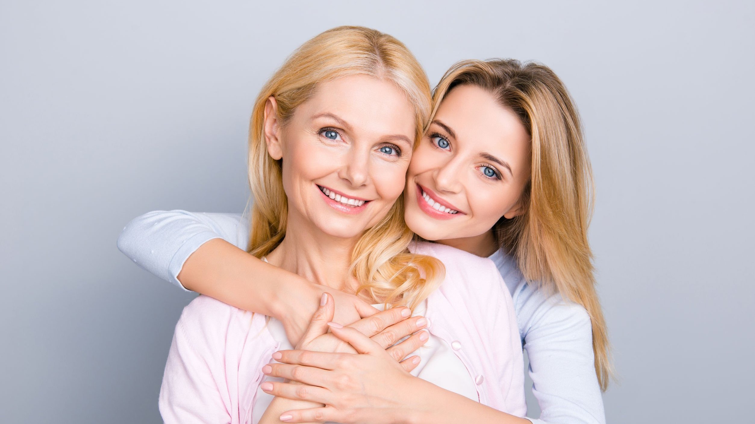 123RF Mulheres se abraçando e sorrindo