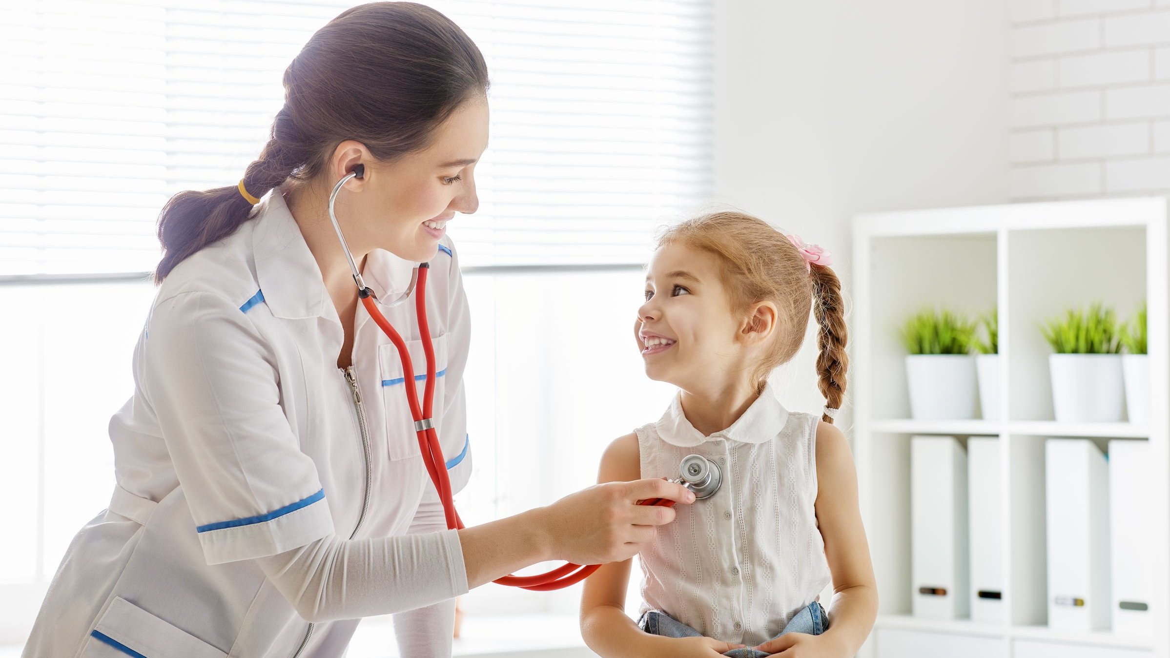 Médica examinando criança