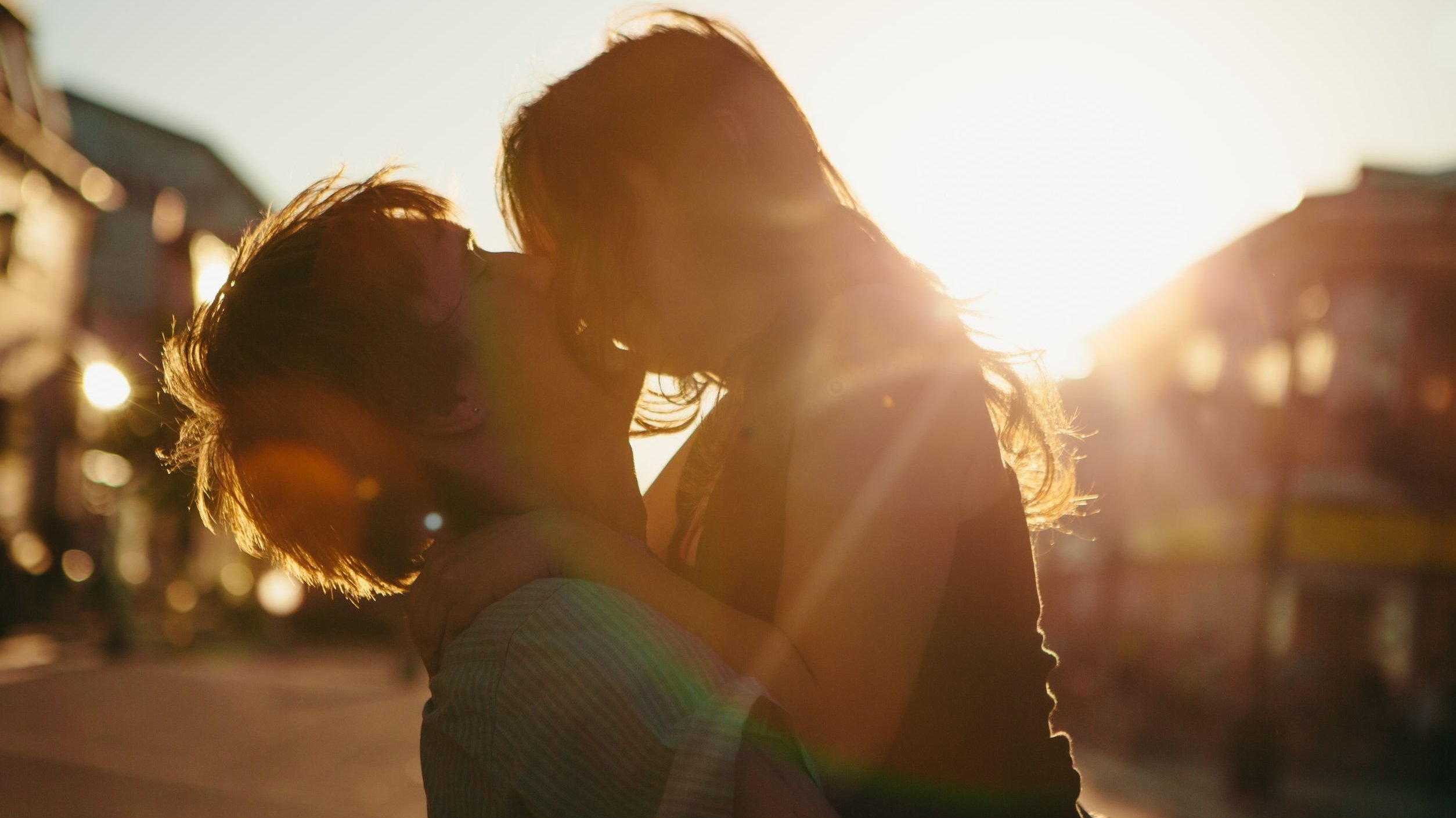 Homem e mulher se beijando na rua