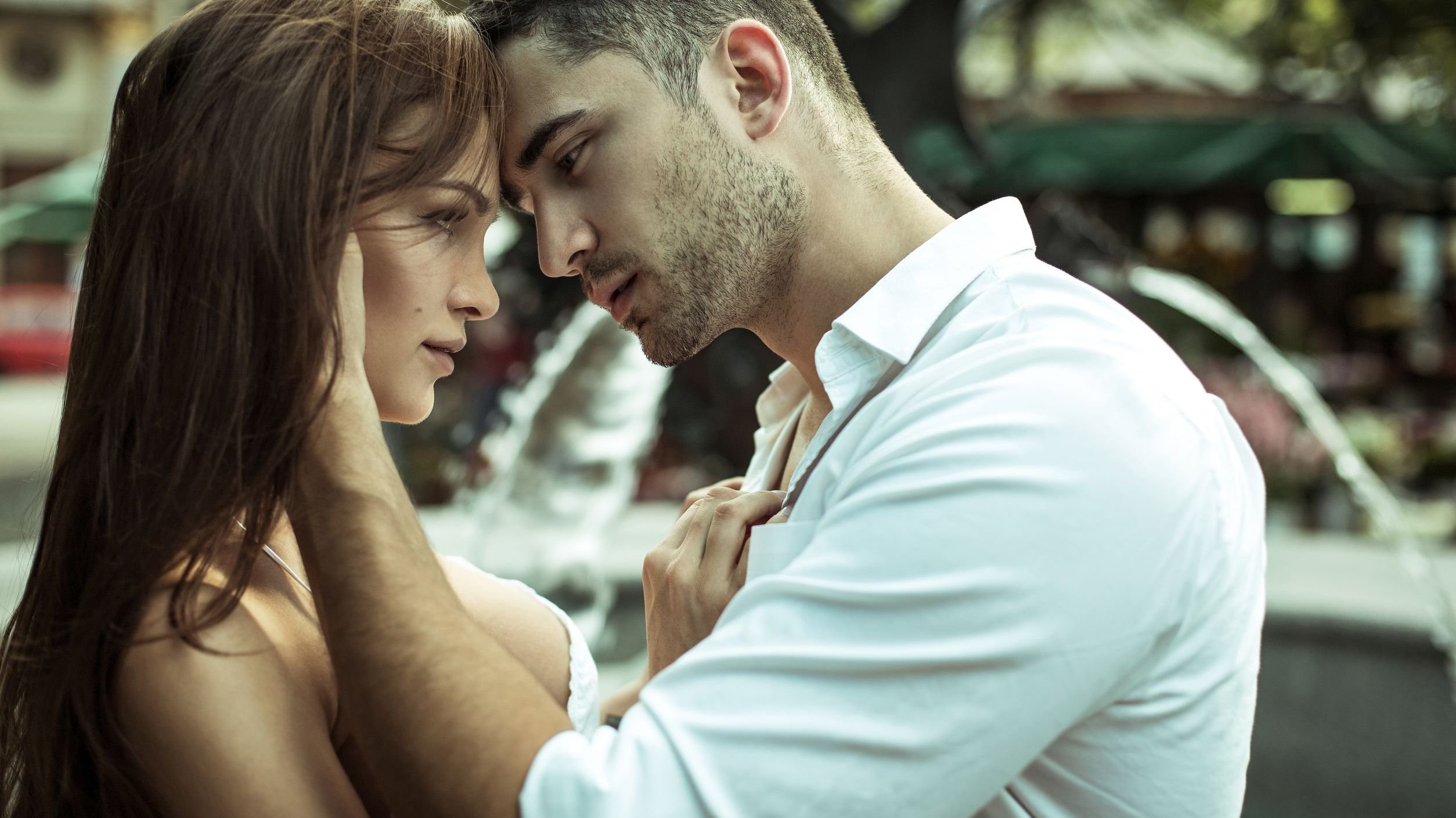 kiuikson / 123RF Homem segurando em pescoço de mulher