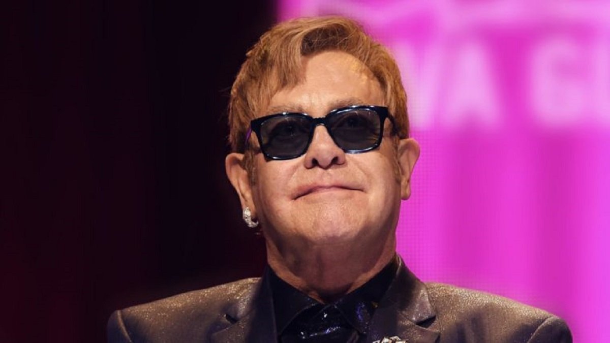 Homem posando para foto/ Elton John