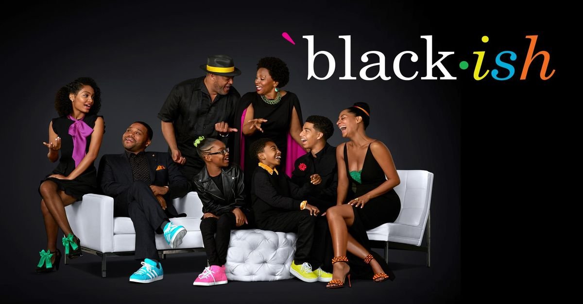 Personagens da série Black.ish sentados sorrindo