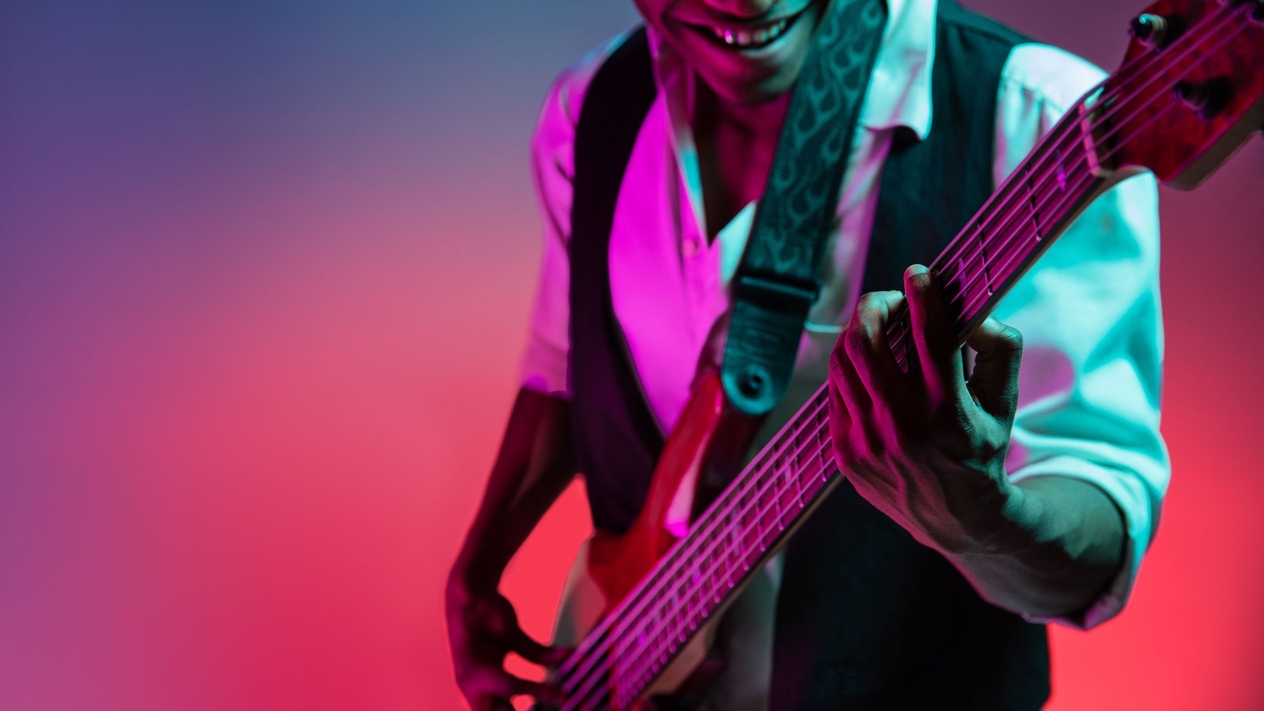 Volodymyr Melnyk / 123RF Homem sorrindo tocando guitarra