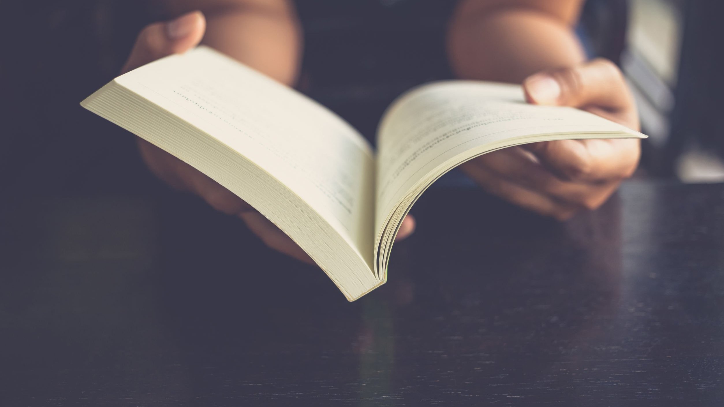 Weerapat Wattanapichayakul / 123RF Pessoa segurando livro aberto