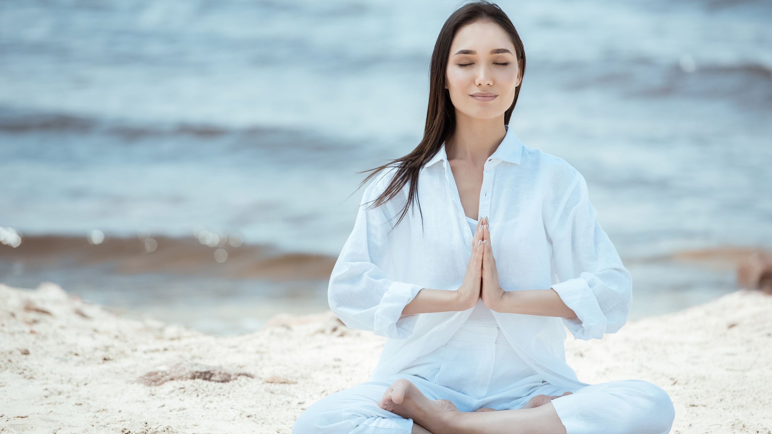 ightfieldstudios / 123RF Mulher meditando na praia