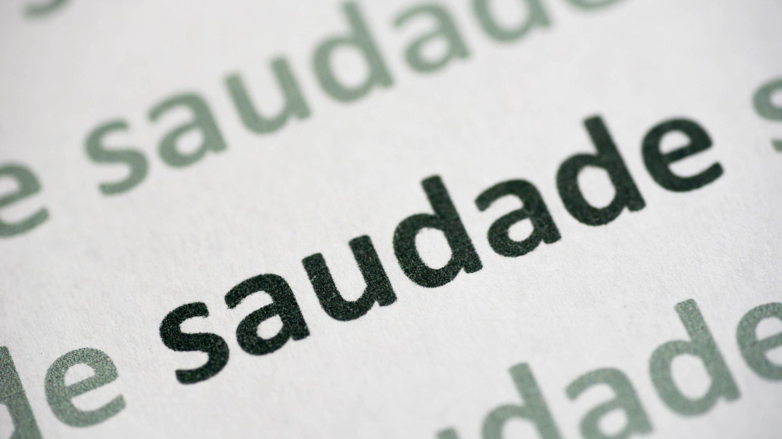 Agata G?adykowska / 123RF Página de livro com a palavra saudade escrita diversas vezes
