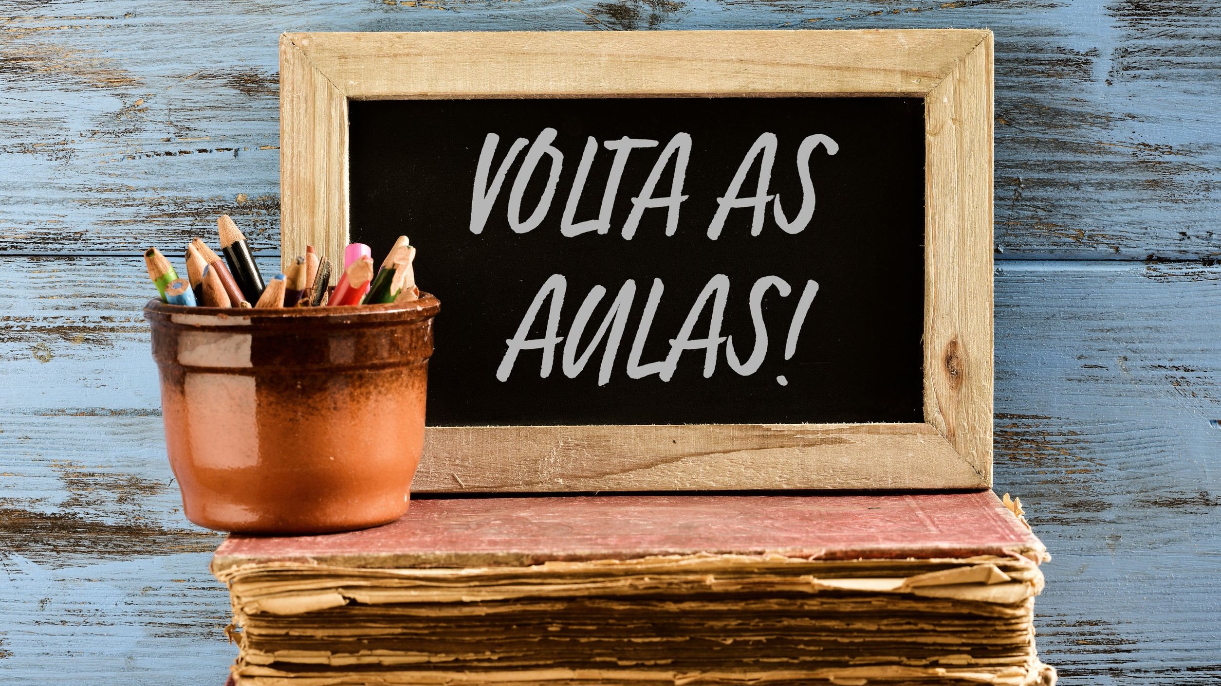 nito500 / 123RF Lousa escrito volta as aulas e balde com lápis dentro