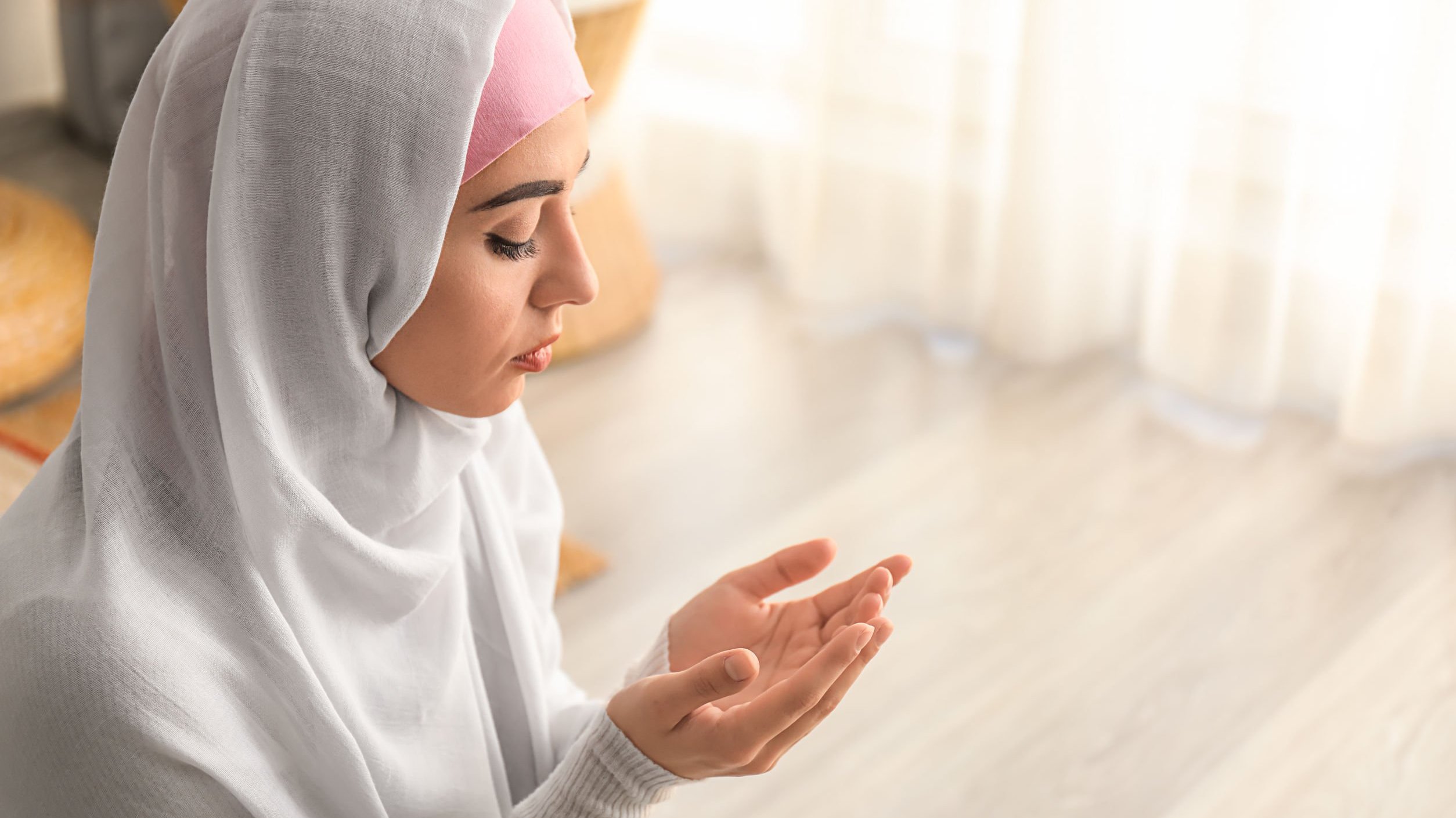 Мусульманки девственницы. Мусульманка молится. Молящаяся девушка мусульманка. Мусульманские женщины молятся. Мусульманки молятся дома.