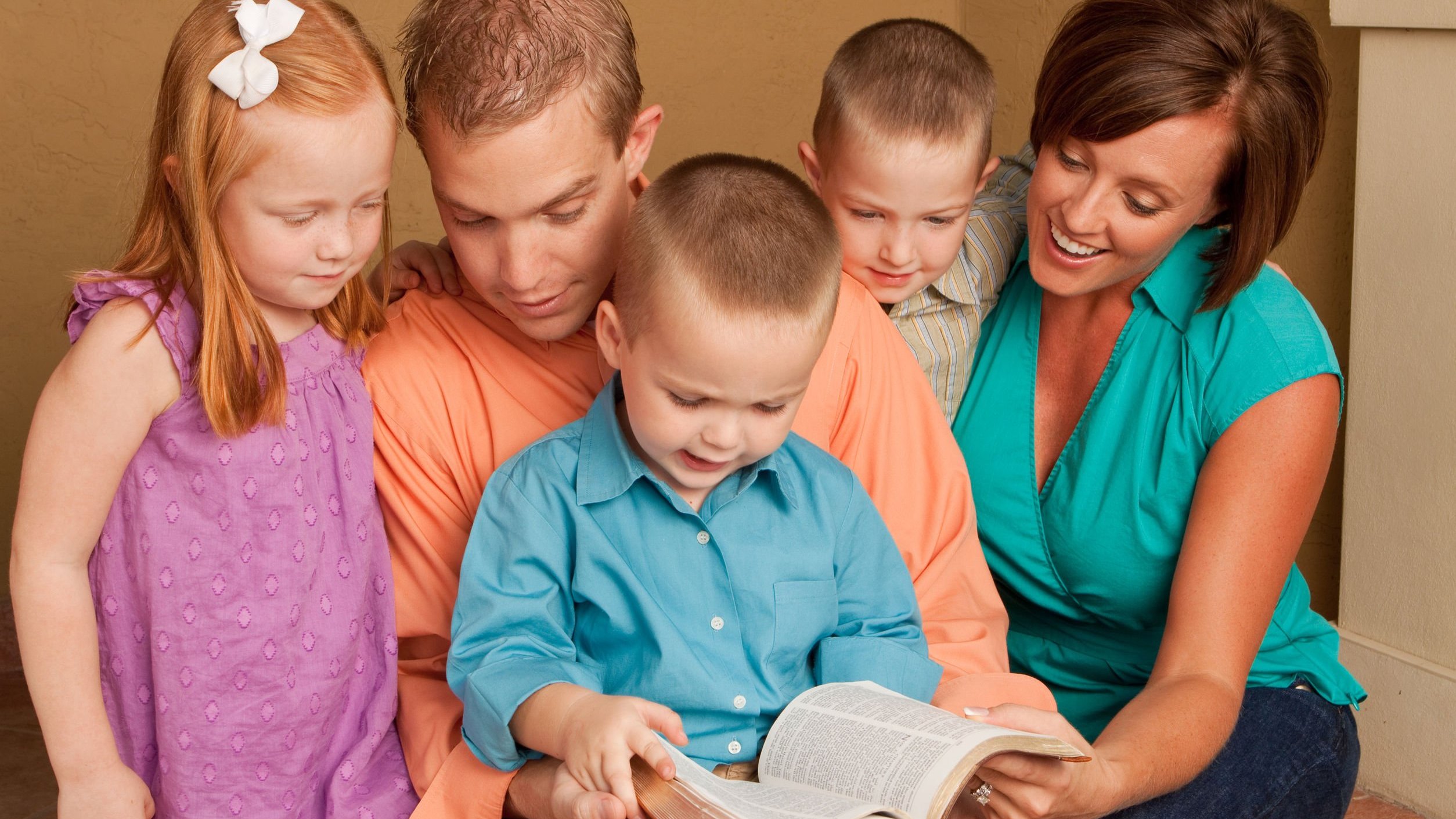 Mãe e filhos lendo a bíblia
